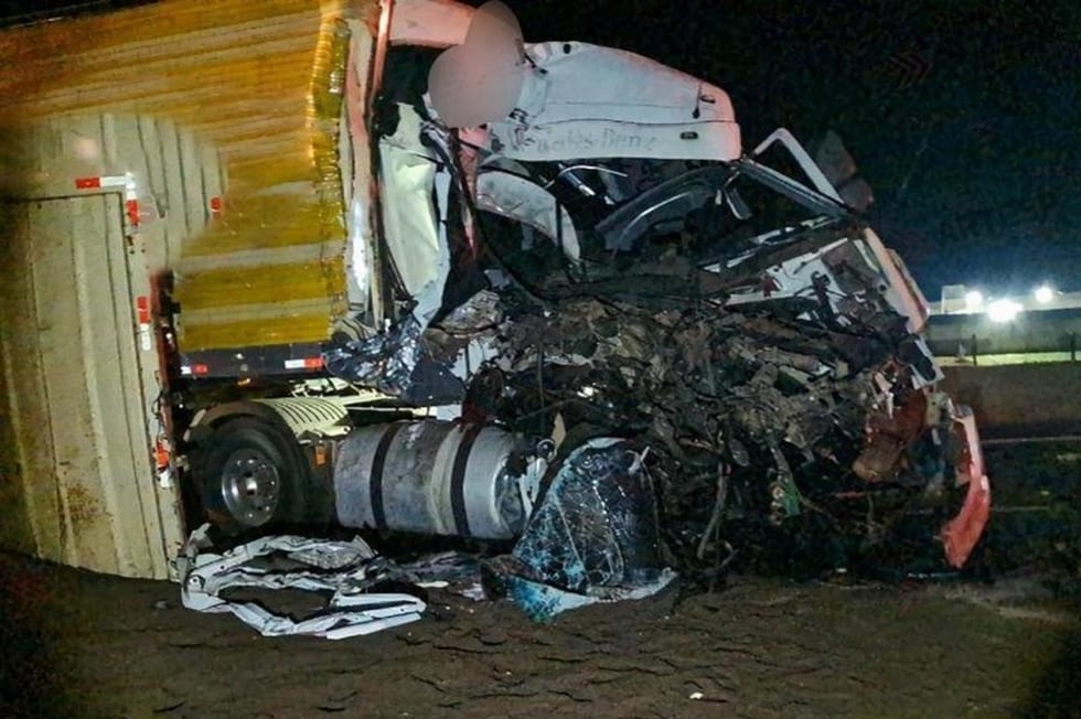 Motorista fica ferido após batida entre carretas em Presidente Venceslau