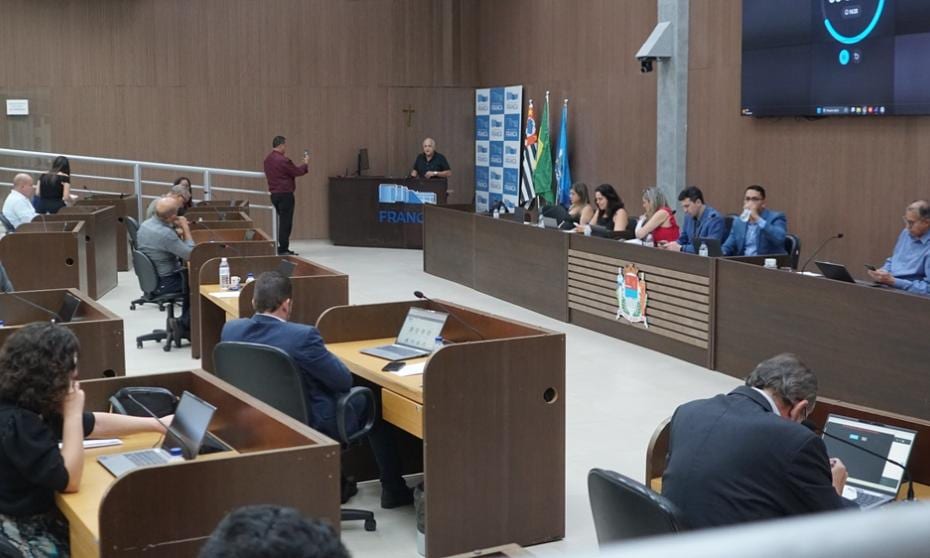 Câmara de Franca debate regras para licenciamento de estacionamentos em lotes distintos