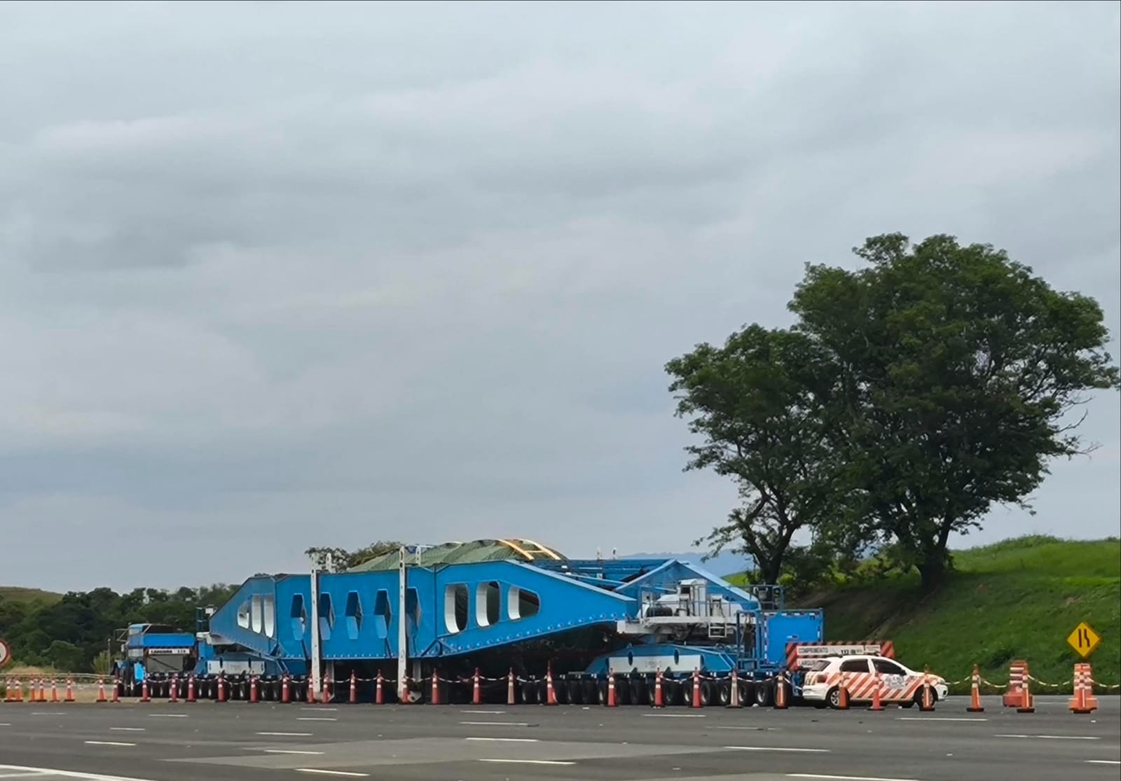 Carga de 576 toneladas e 112 metros de comprimento é transportada em operação especial na Castello Branco