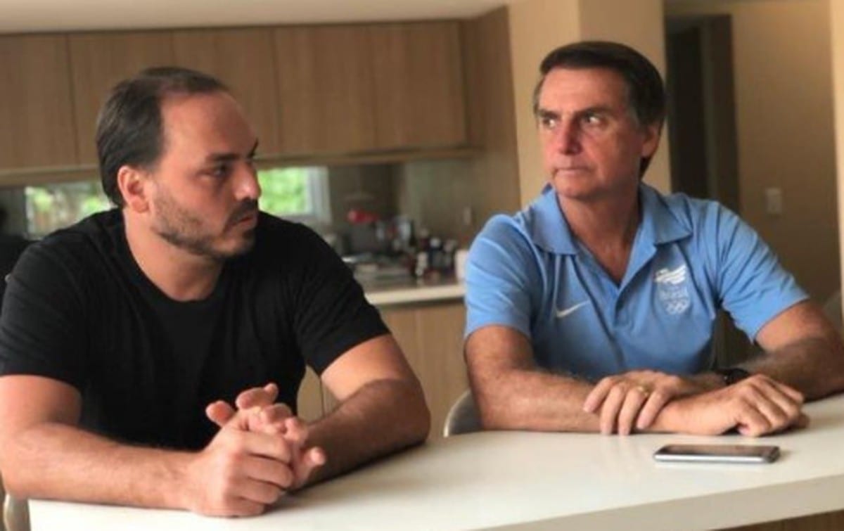 Carlos Bolsonaro relata encontro com o pai após fuga do irmão para os EUA e diz ter pedido desculpas