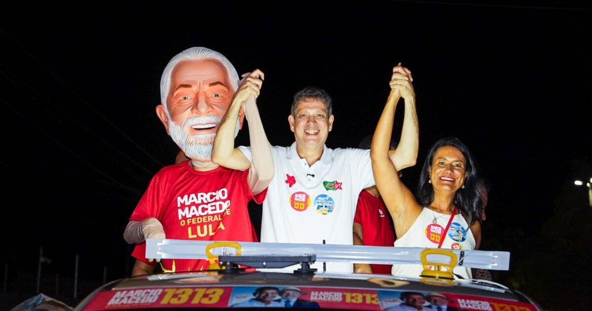 Márcio Macêdo recebe apoio de Eliane Aquino nas ruas durante carreata no 17 de Março