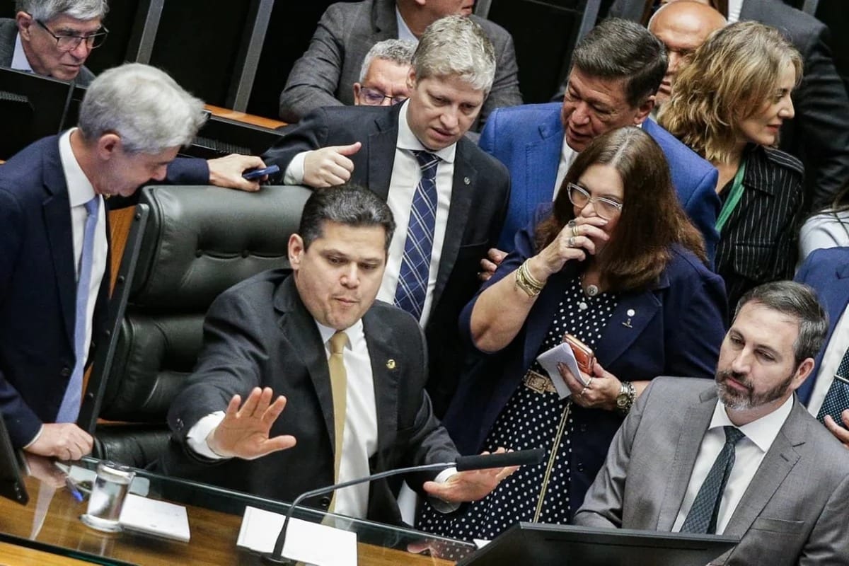 Alcolumbre amplia plano de saúde de ex-senadores para familiares