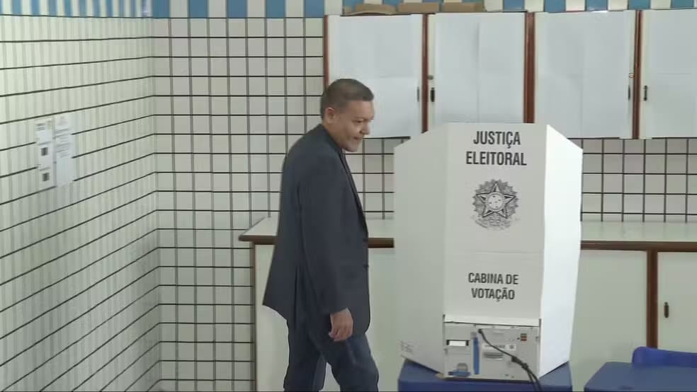 Presidente do Tribunal Superior Eleitoral acompanha abertura de seção e vota em Brasília