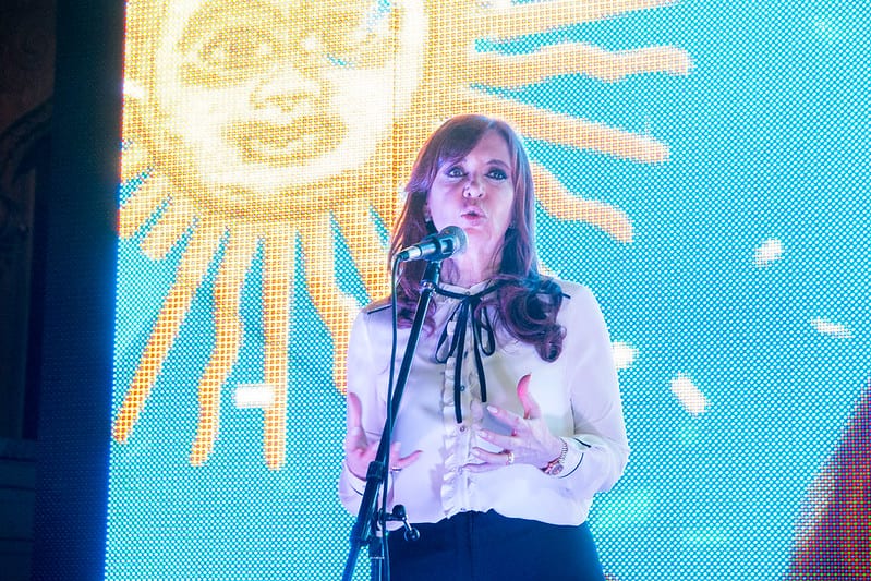 Justiça argentina bloqueia bens de Cristina Kirchner para garantir indenização de 685 bilhões de pesos