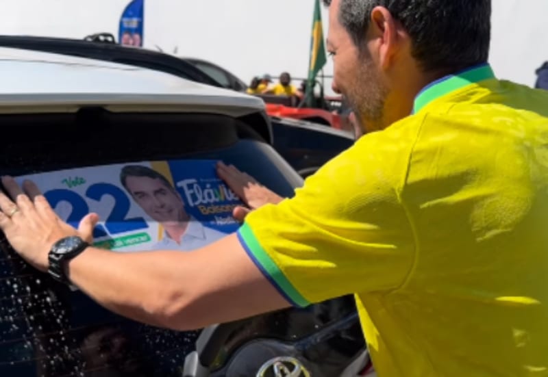 Apoiadores de Flávio Bolsonaro organizam adesivaço neste sábado (10) em Araras, SP