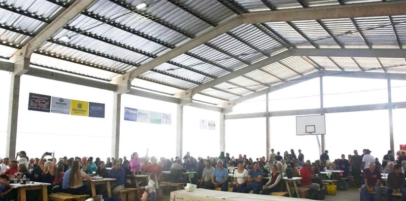 Linha Turvo inaugura quadra de esportes coberta em dia de festa e confraternização