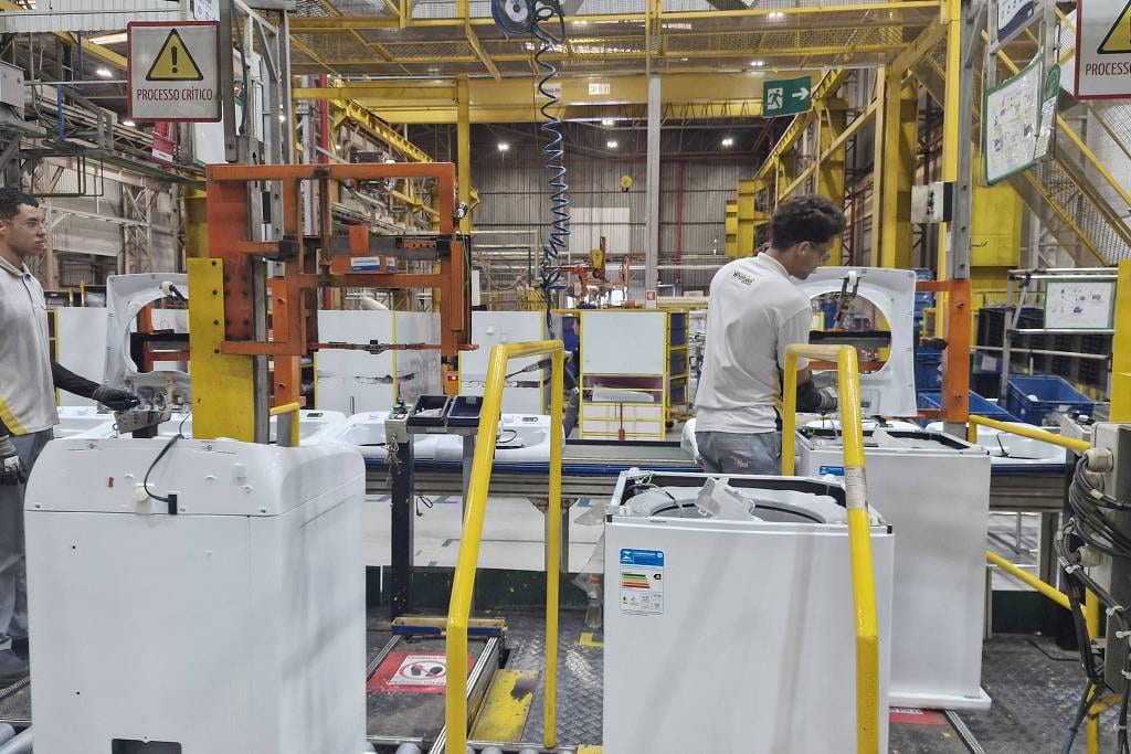 Indústria brasileira perde posições no ranking mundial e sofre com juros elevados