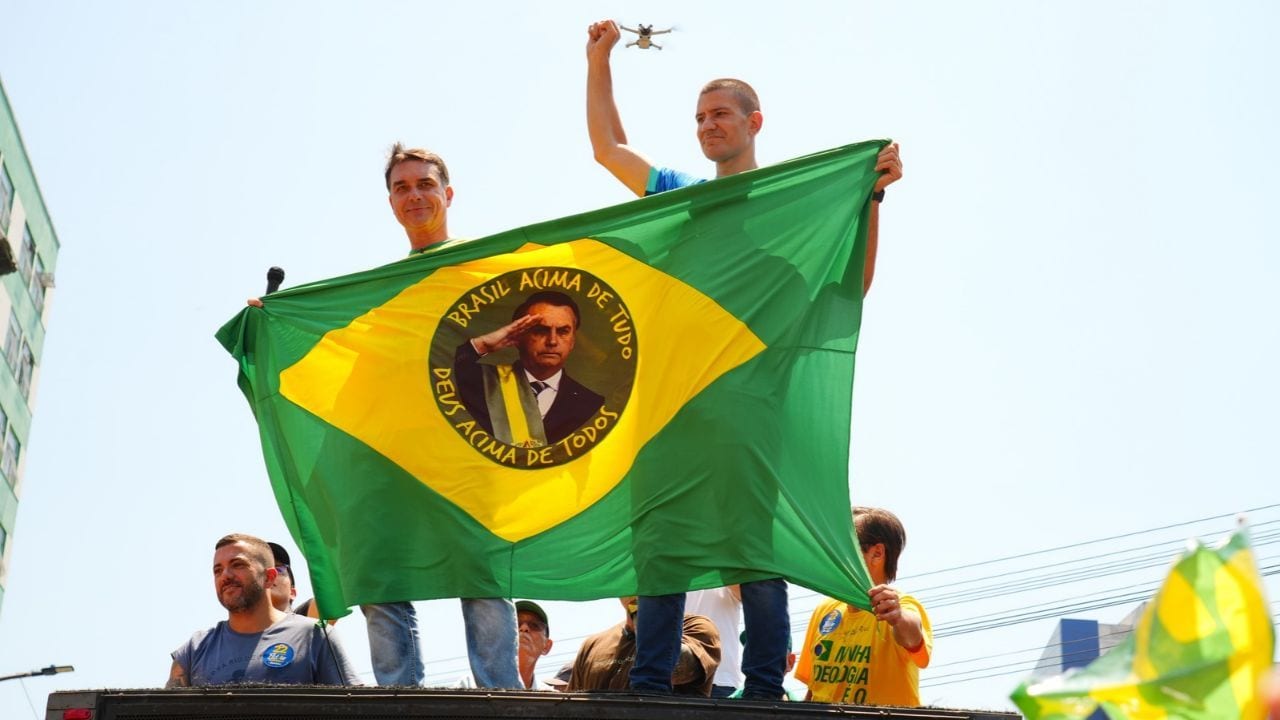 Flávio diz que pai lhe dará faixa presidencial se eleito