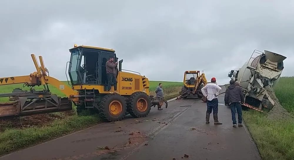 Caminhão betoneira sai da pista e bloqueia VRS-817 entre Espumoso e Alto Alegre