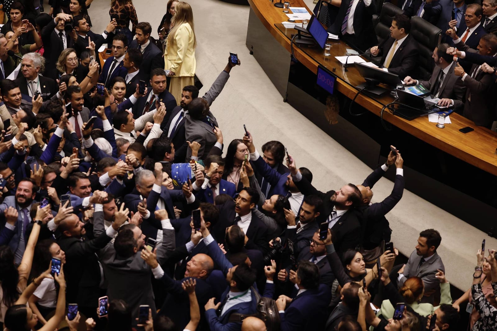 Pagamento de emendas sobe 54% e reduz renovação no Congresso