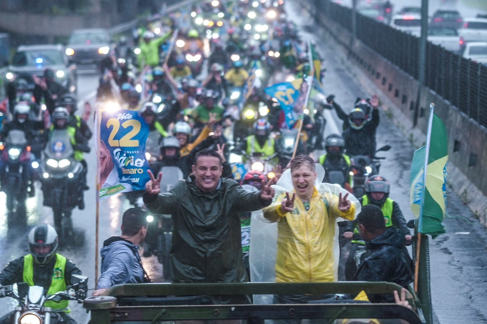 Luciano Zucco e Marcel vam Hattem lideram motociata de encerramento da campanha de Flávio Bolsonaro no RS
