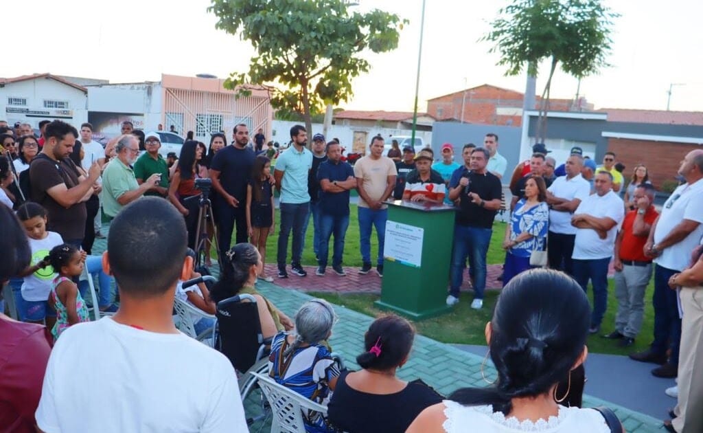 Petrolândia entrega praça revitalizada na Quadra 08 e homenageia memória de França