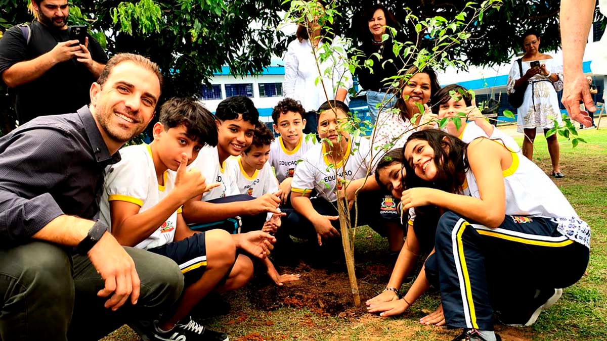 Caraguatatuba lança cartilha do Projeto Arborizar em escola municipal