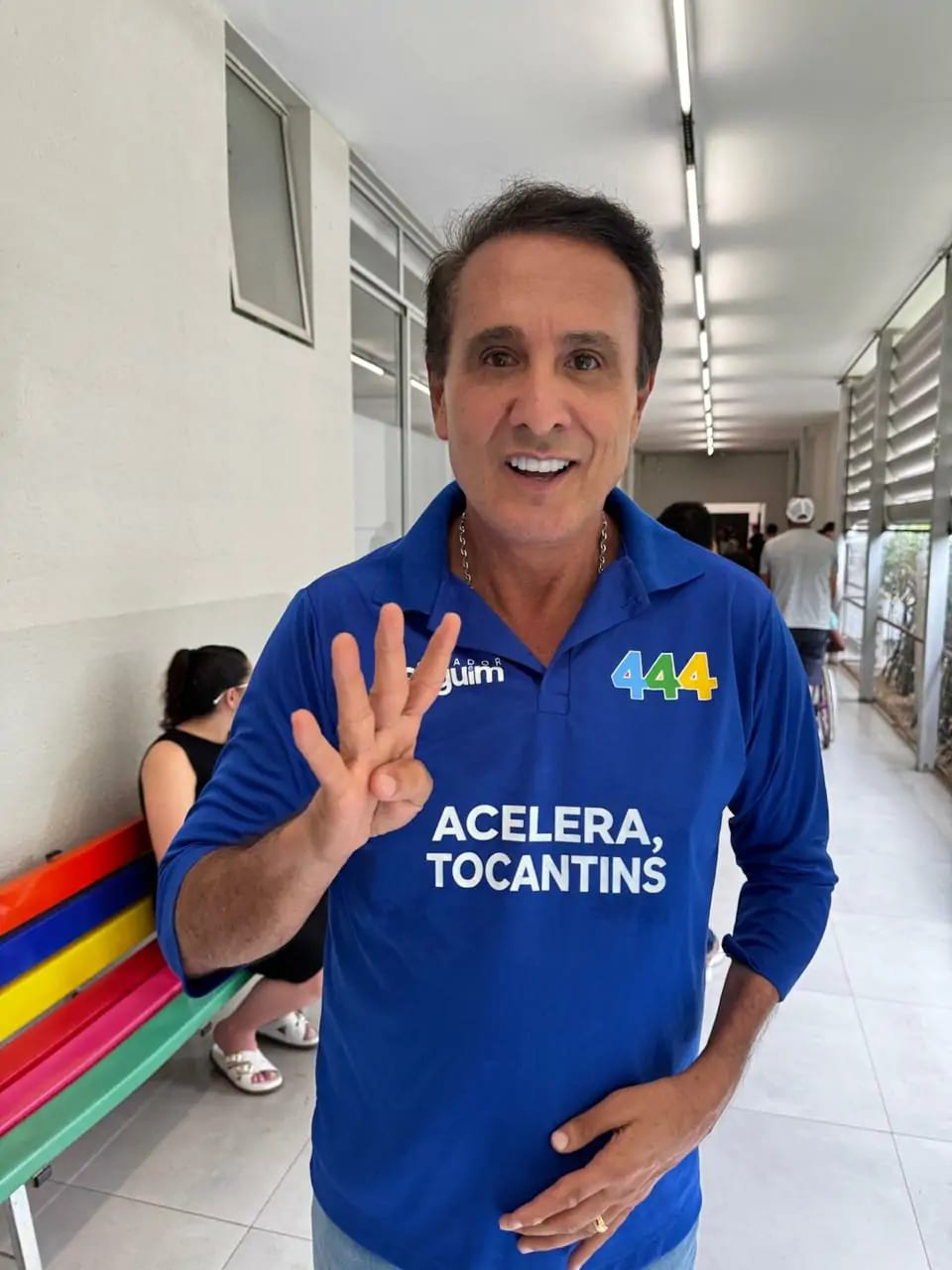 Carlos Gaguim vota em Palmas neste domingo