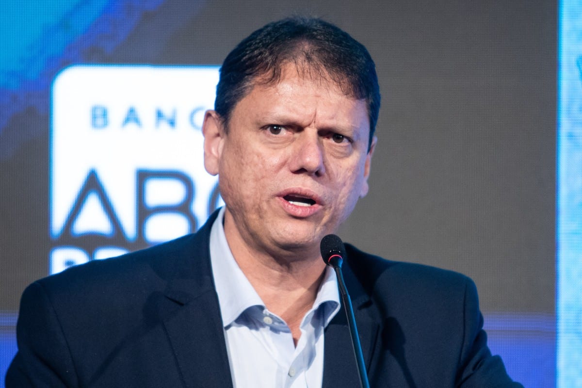 Aliados de Flávio Bolsonaro se irritam com fala de Tarcísio sobre disputar a Presidência