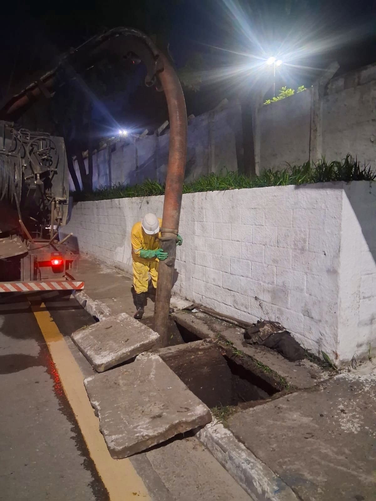 Bocas de lobo obstruídas são limpas pela Prefeitura na Vila Rio e Parque Continental