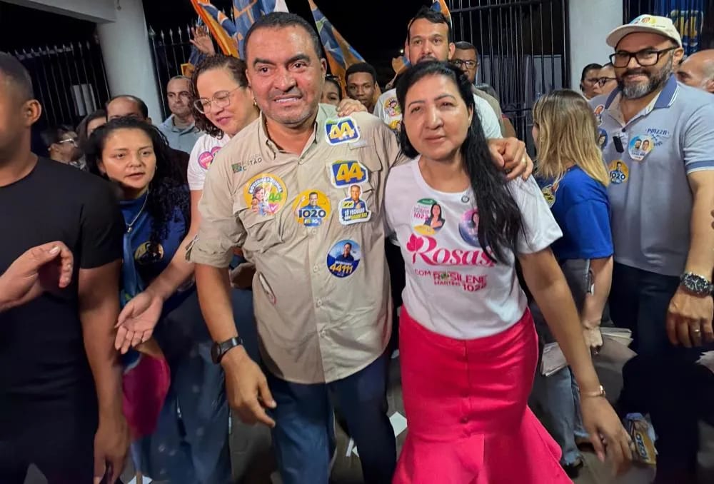 Wanderlei Barbosa chega abraçado a Rosilene e diz: “Minha deputada federal”
