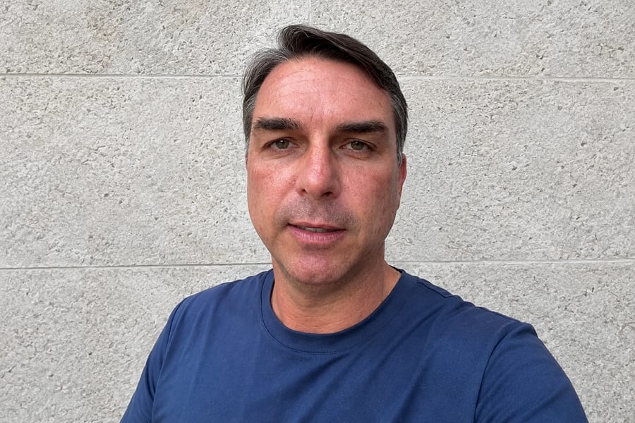 Flávio Bolsonaro diz que foi intimado pela PF a entregar passaporte