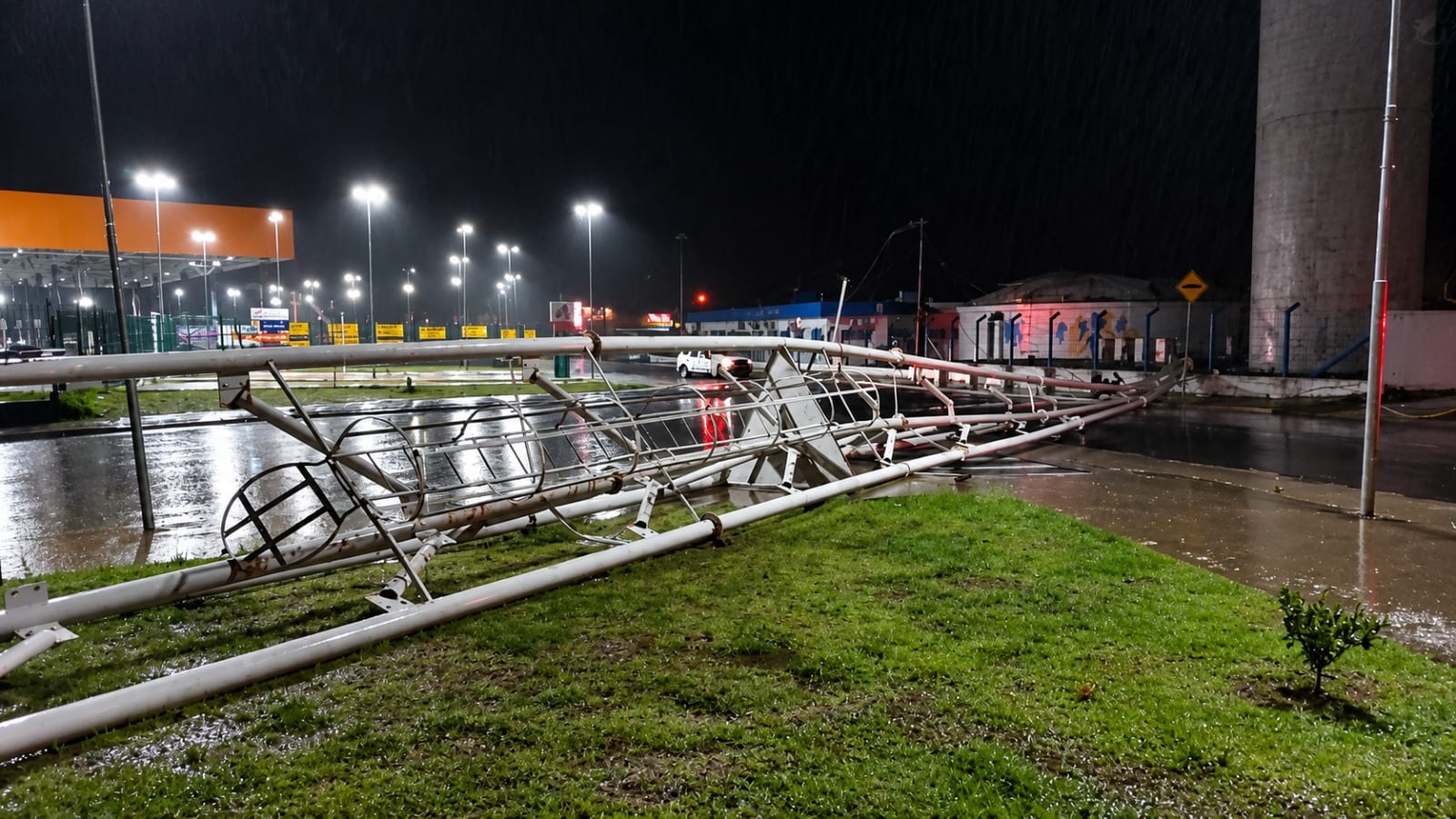 Chuva forte provoca estragos em Botucatu, derruba torre e mobiliza equipes de emergência