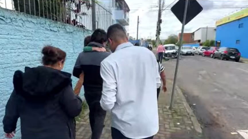 Mulher é flagrada entregando supostos santinhos em frente a colégio eleitoral