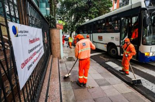 Operação especial garante a limpeza das ruas de Porto Alegre durante o segundo turno das eleições presidenciais