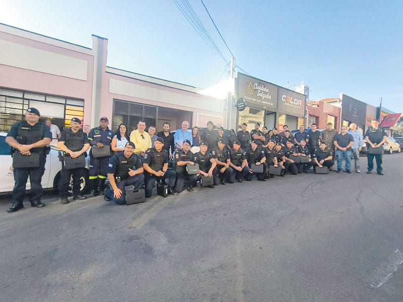 Prefeitura entrega armas e veículo à Guarda Civil Municipal