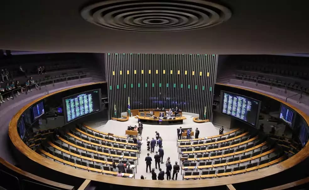 Candidaturas a deputado federal caem 28% entre 2022 e 2026