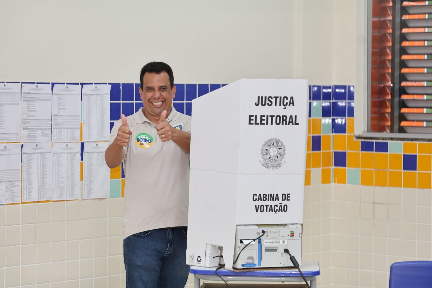 Fábio Vaz vota em Palmas com o filho e diz confiar no resultado
