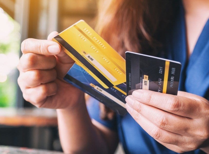 Endividamento batendo no teto muda o comportamento do consumidor, que evita comprar à crédito mesmo com limites aprovado