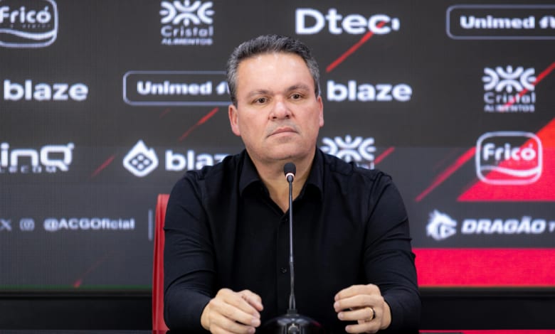 STJD suspende Adson Batista após críticas à arbitragem em clássico goiano