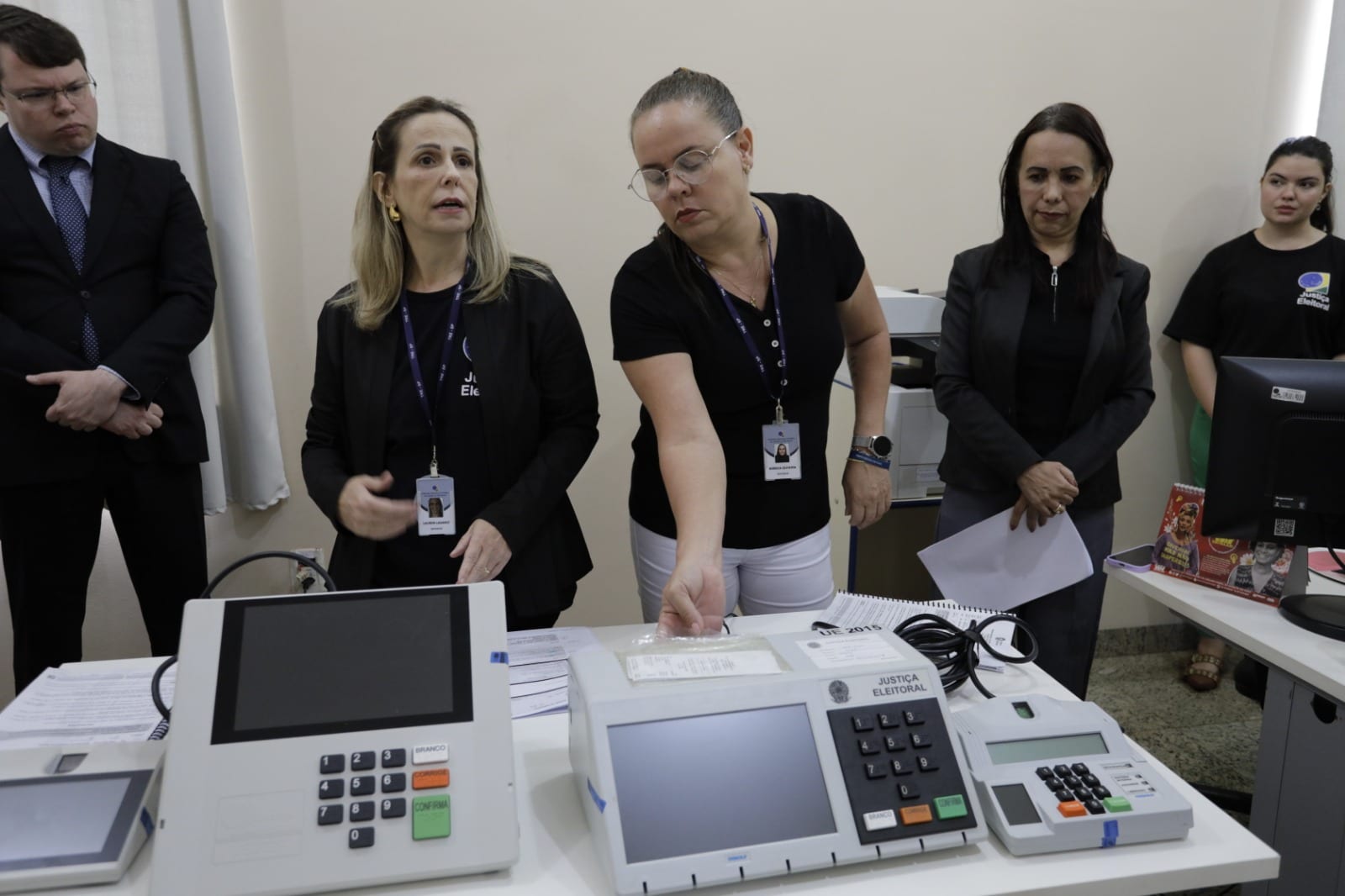 Juiz agradece equipe do cartório durante auditoria das urnas em Barretos