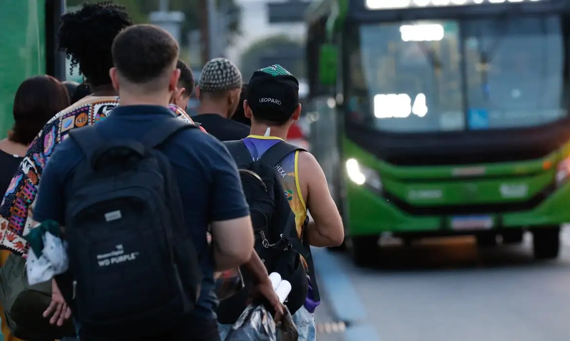 Lula anuncia PEC para garantir tarifa zero no transporte público aos finais de semana em todo o Brasil