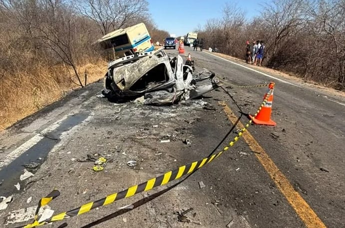 Acidente entre ônibus da Novo Horizonte e carro mata motorista na BR-430/BA, em Bom Jesus da Lapa