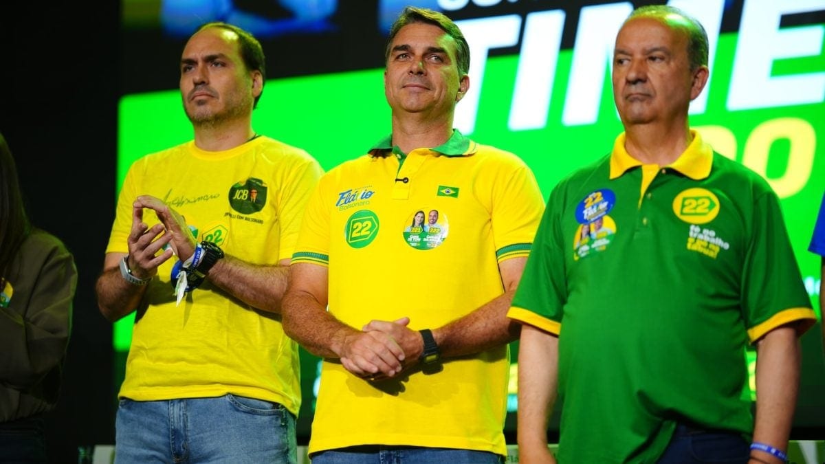 Flávio diz que revogará 1.000 atos no 1º dia de governo