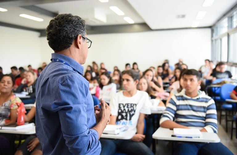 Relatório da OCDE mostra avanços na educação brasileira e queda no NEET