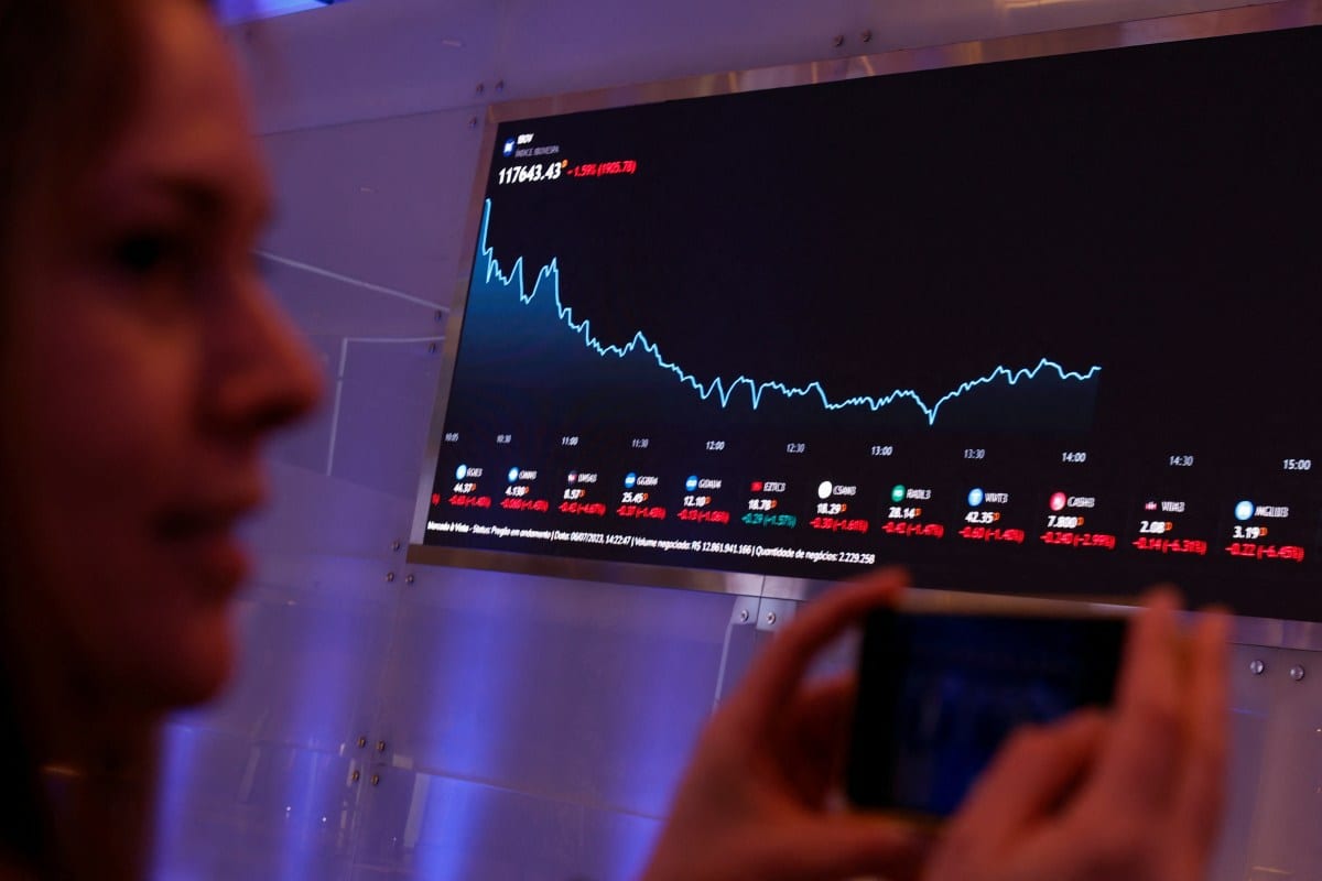 Ibovespa fecha a 206 mil pontos após o primeiro turno das eleições