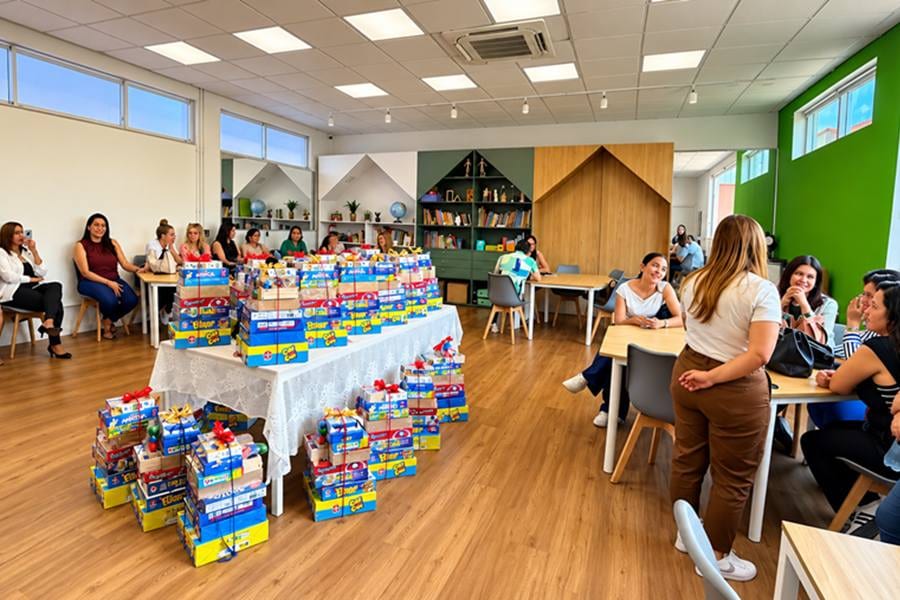 Prefeitura de Taboão da Serra entrega kits pedagógicos para professores do GAPEs