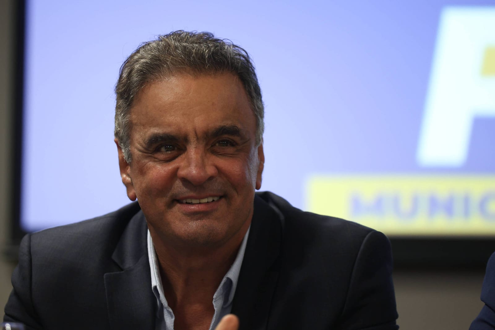 Aécio Neves volta atrás e confirma candidatura ao Senado por Minas Gerais