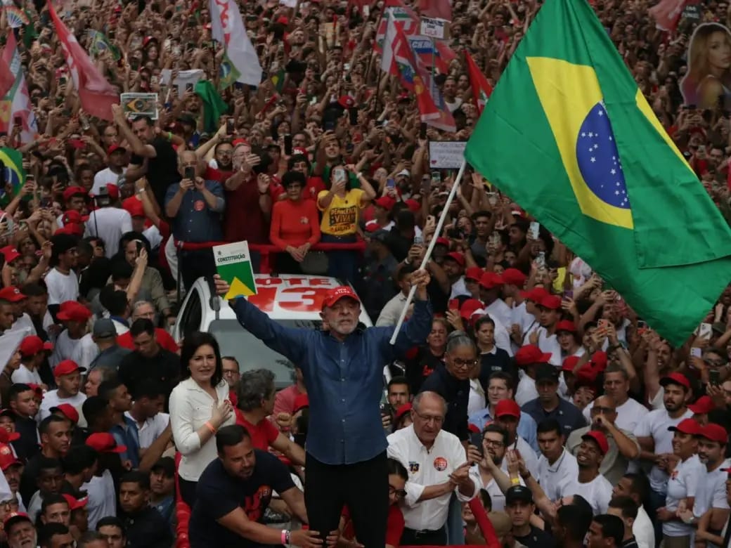 Lula consegue virada histórica, é reeleito e terá inédito quarto mandato