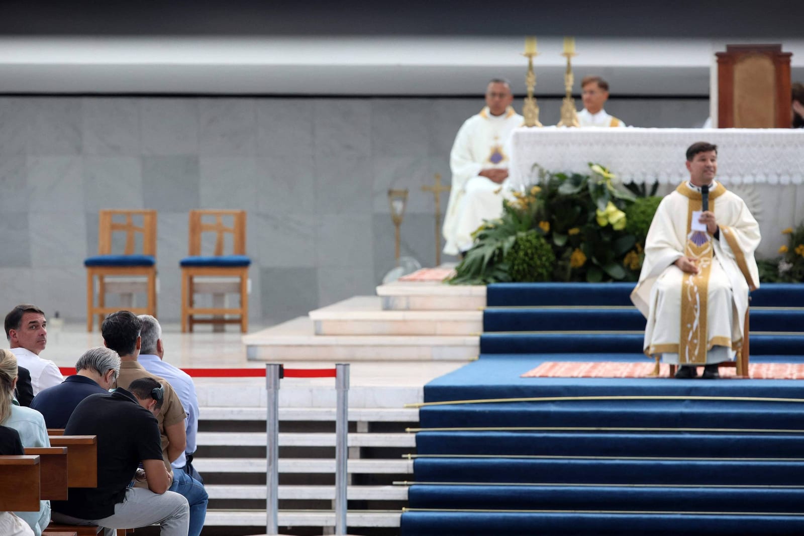 Flávio participa de missa de Nossa Senhora e diz que vai visitar Bolsonaro nesta terça