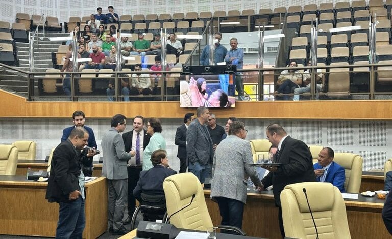 Câmara de Goiânia derruba vetos e aprova três projetos em sessão