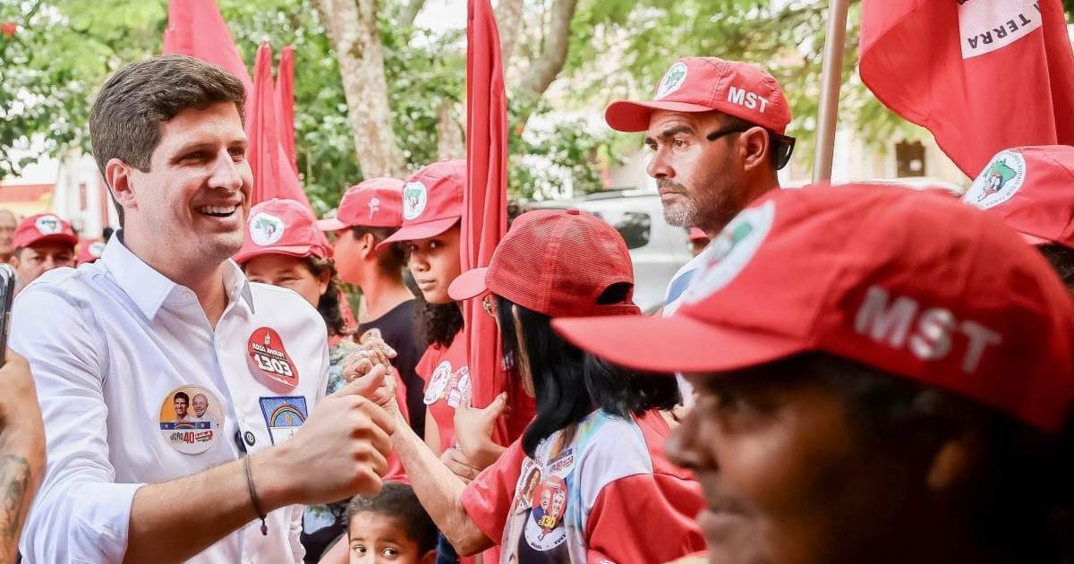 João Campos leva campanha à Feira de Caruaru, reduto político de Raquel Lyra