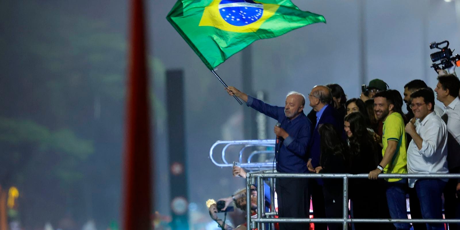 Em festa da vitória, Lula pede que público cante Hino da Independência
