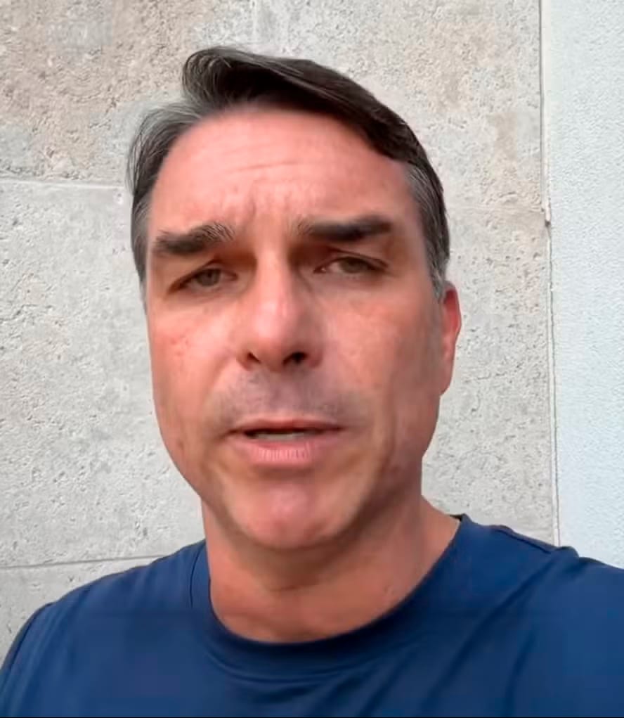 Flávio Bolsonaro teria deixado o Brasil com a família rumo aos EUA, dizem aliados