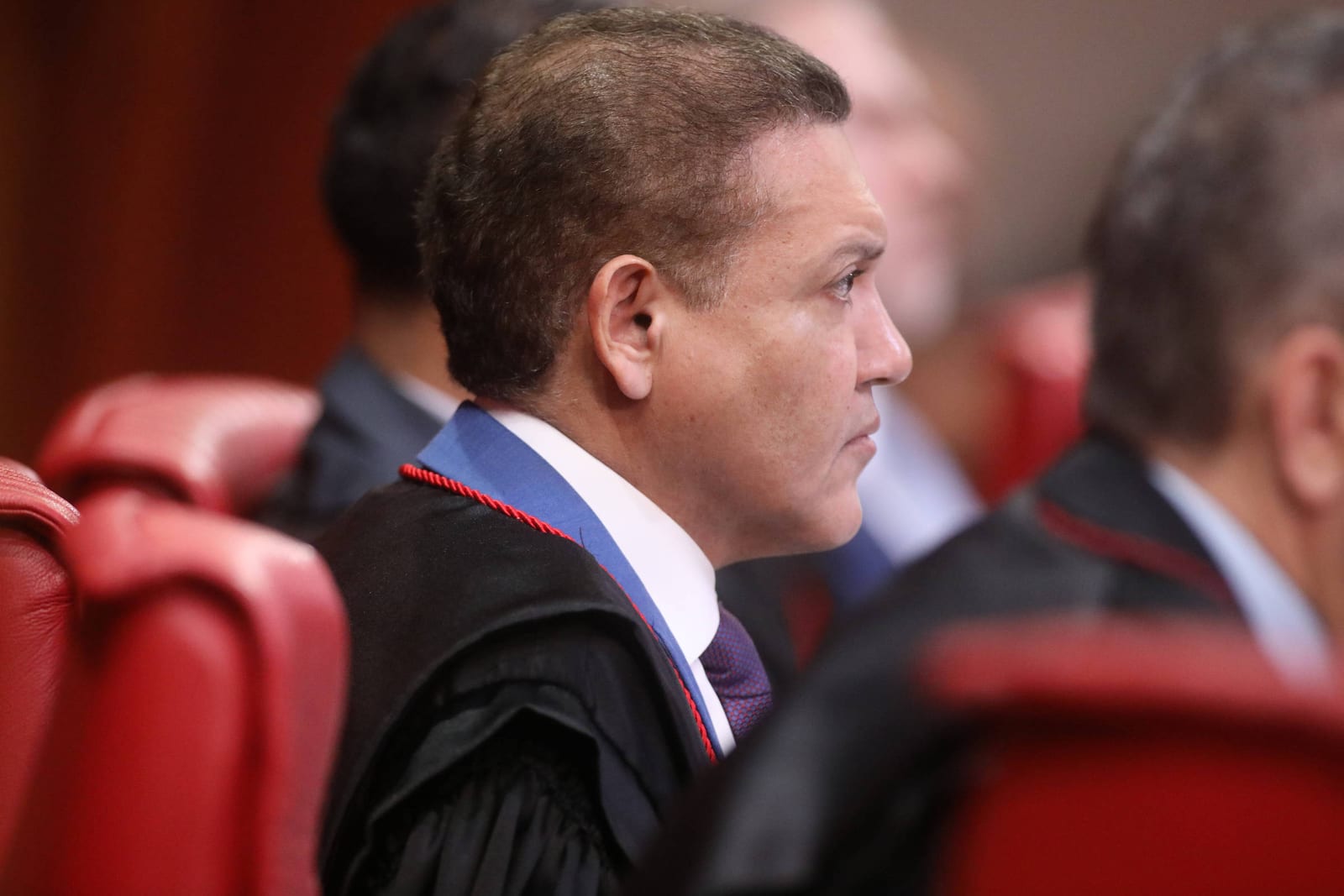 TSE deve multar campanha de Flávio por avatar de Bolsonaro e definir punição sobre uso de deepfake