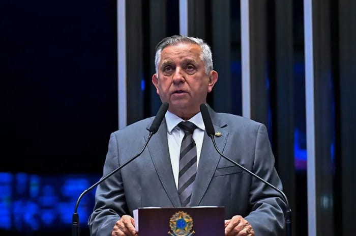 Izalci homenageia professores e defende valorização da categoria