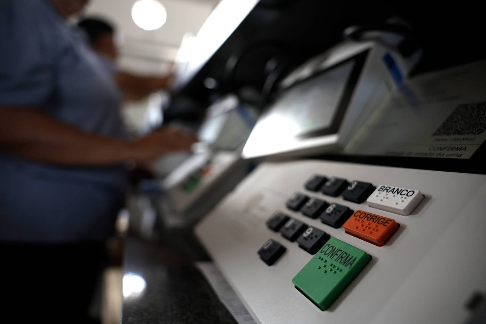TSE começa a totalizar votos, mesmo com decisão de Zanin, e depois paralisa