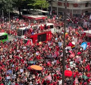Ato de apoiadores de Lula ocupa o Largo do Rosário e promove passeata no Centro