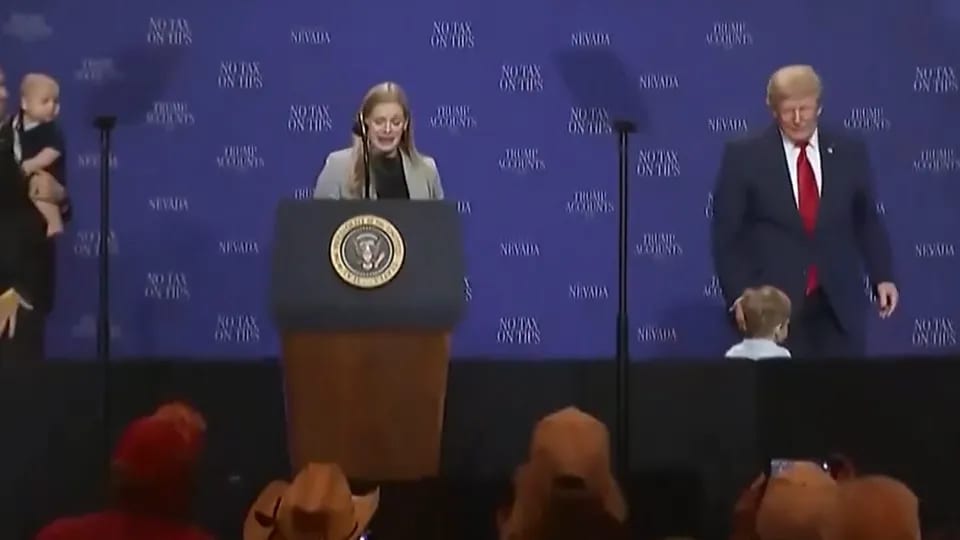 Trump corre atrás de criança no palco e faz piada sobre Biden em Nevada