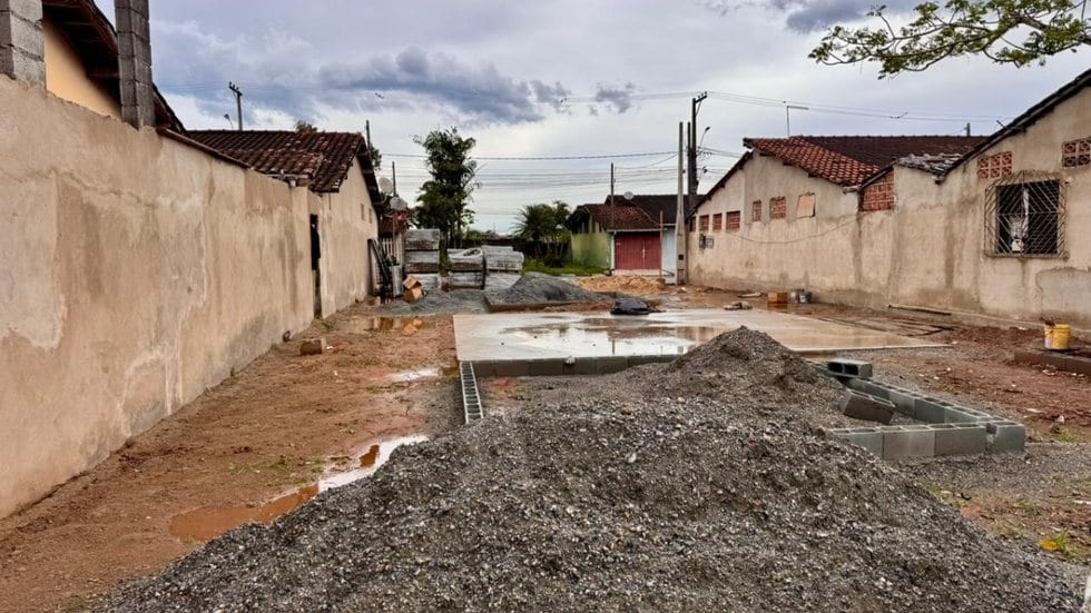 Obras de urbanização em praças do Indaiá superam 30% e transformam áreas no bairro